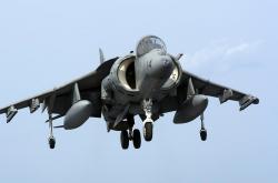 开云体育在线-黑色赛车群逆袭，威廉姆斯如何撕碎阿斯顿马丁的银幕童话